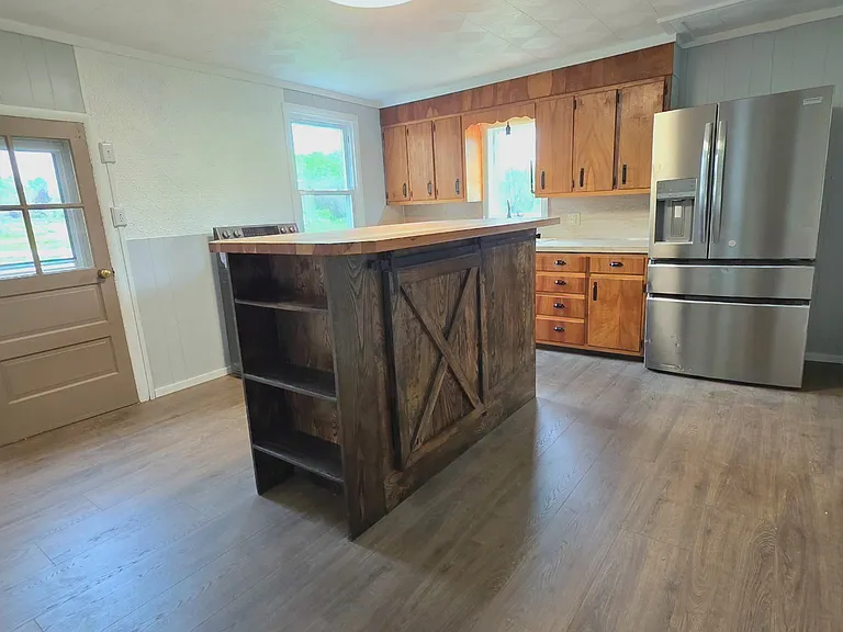 895 Center Rd — Photo 3