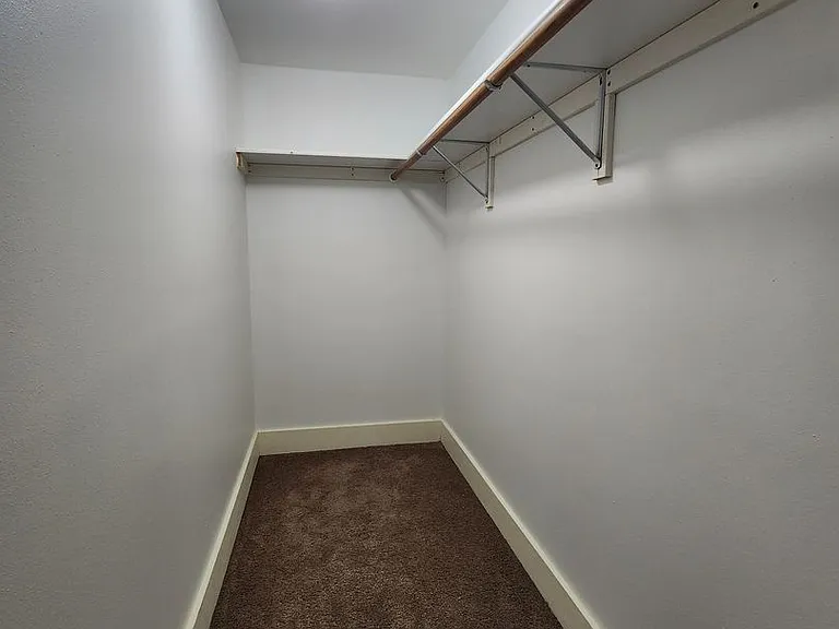 Elliott Hall Apartments — Photo 8