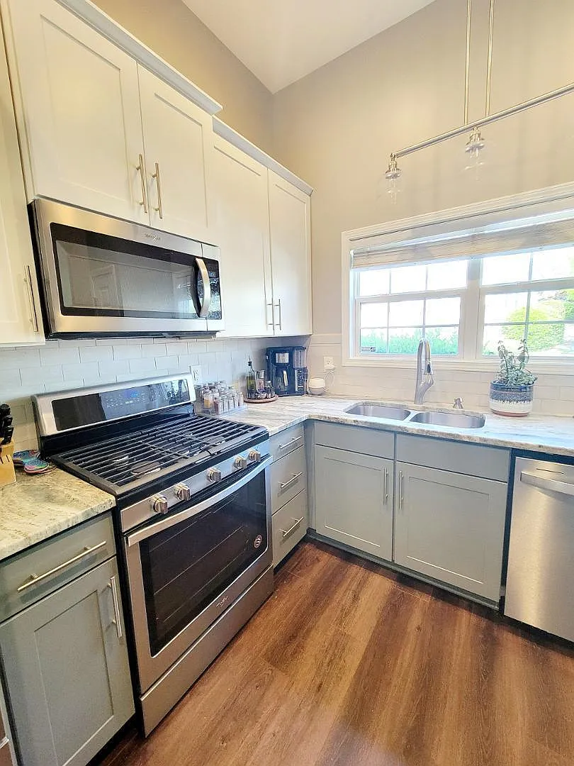 3 bed, 3.0 bath, 2019 sqft, $1,995 — Photo 3