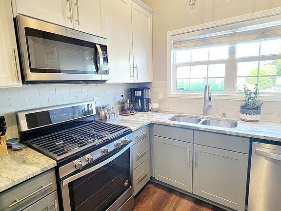 3rd image of 4640 Centrebrook Cir