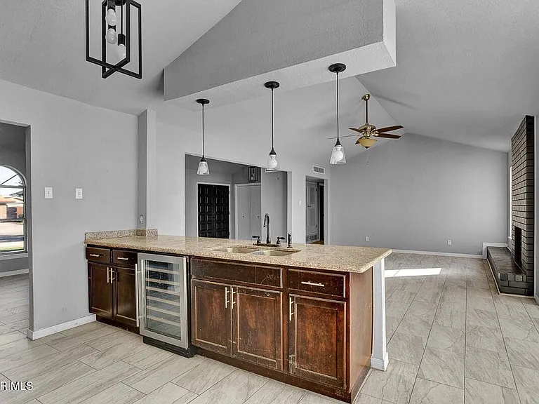 3709 Roslyn Dr — Photo 9