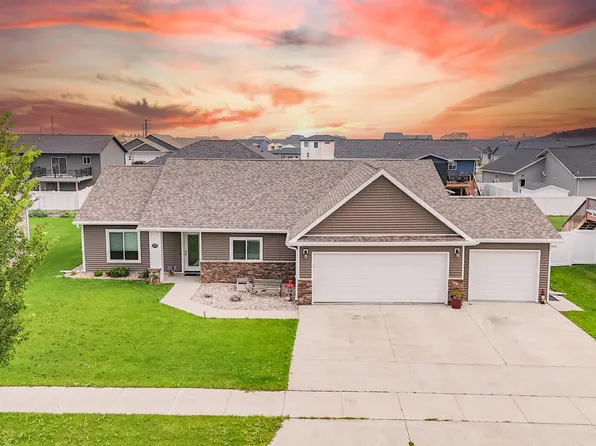 1509 Valley Bluffs Dr SE, Minot, ND 58701