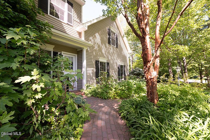 5th image of 22 E Claremont Drive