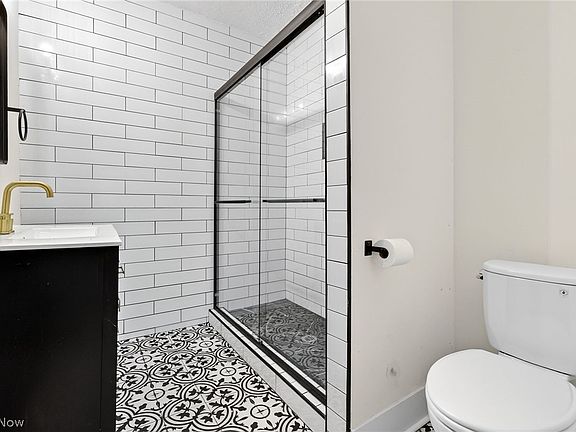 3rd image of 3326 E Overlook Rd