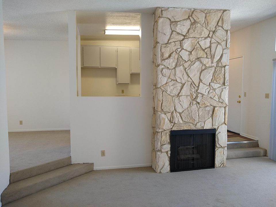 1st image of 13561 Moorpark St #208