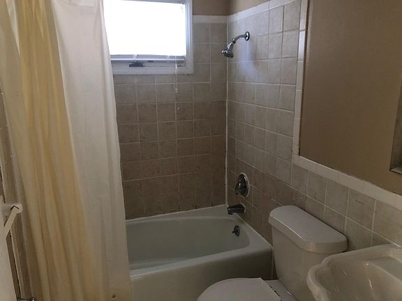 3rd image of 10703 W 100th Pl
