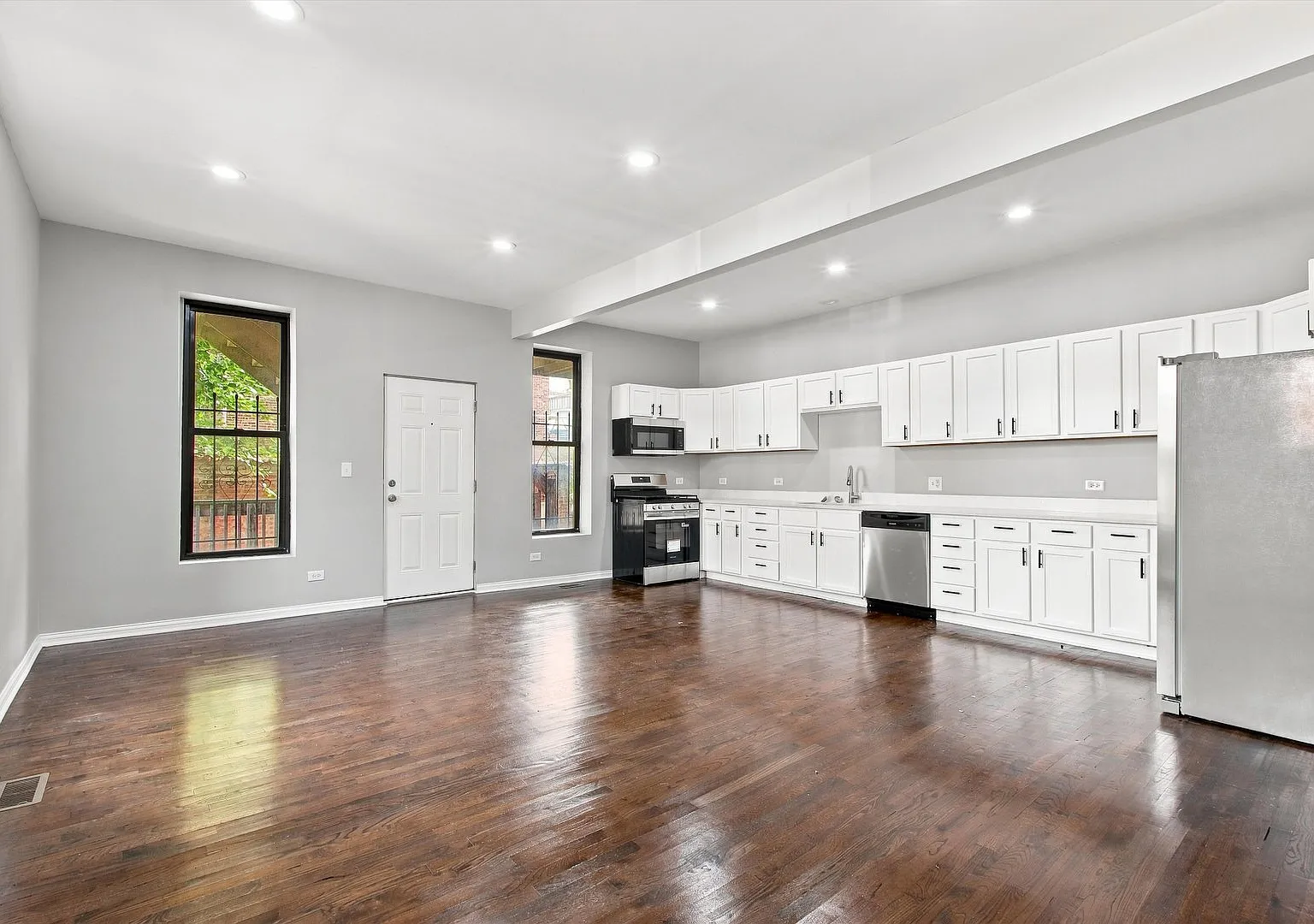 4 bed, 2400 sqft, $2,800 — Photo 2