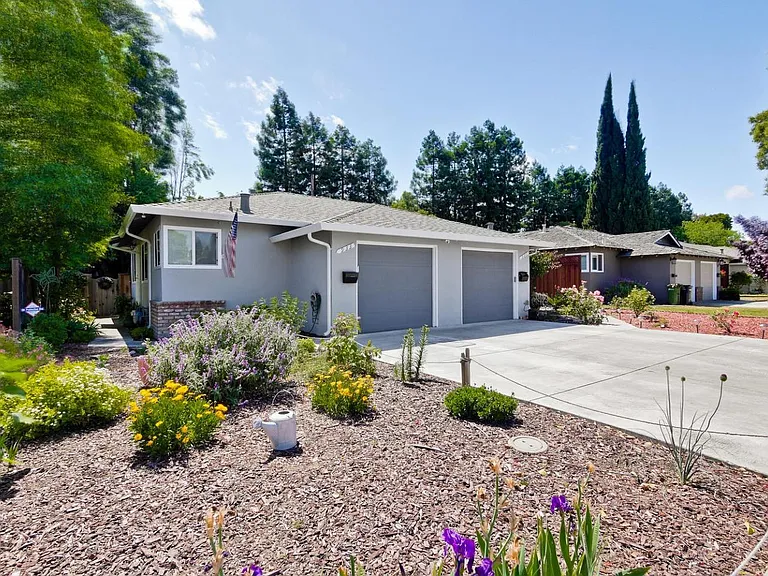 933 Live Oak Dr — Photo 1