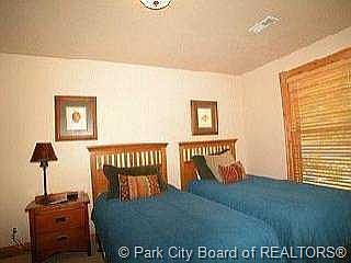 4th image of 1372 Woodside Ave
