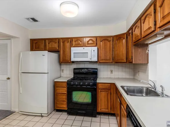 19 Boulder Run Rd, Paterson, NJ 07501