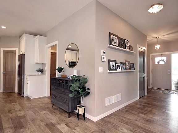 5th image of 705 11th St NE