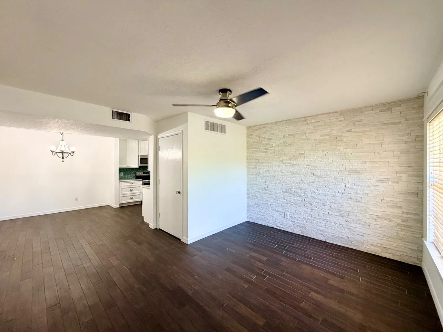 2 bed, 1.0 bath, 937 sqft, $1,950 — Photo 4