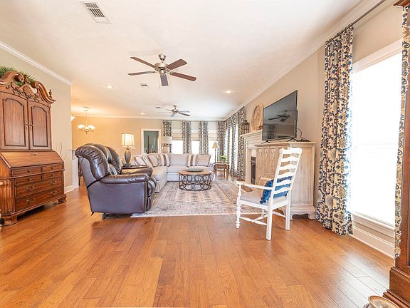 4th image of 124 Kingston Ct