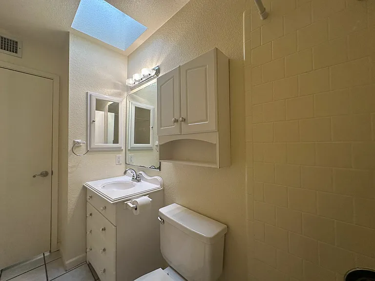784 W 37th St — Photo 12