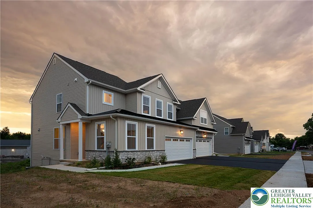 3 bed, 3.5 bath, 2030 sqft, $2,800 — Photo 3