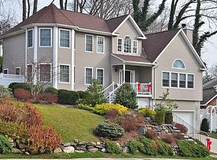 2 Matinecock Ct, Locust Valley, NY 11560