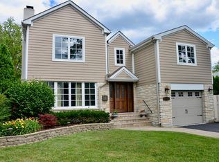 533 Exmoor Rd, Kenilworth, IL 60043