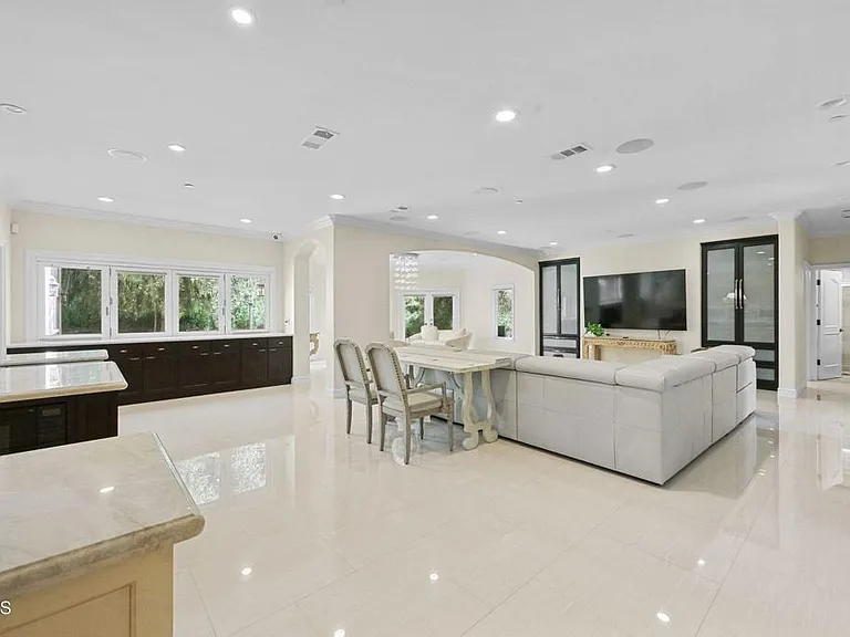 3263 New York Dr — Photo 15