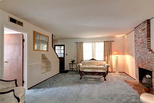 Livingroom w/Fire Place