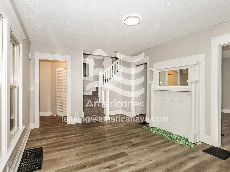 1284018_003_living_room_14011885.jpg