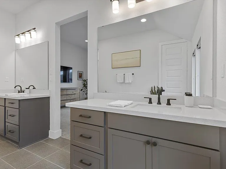 557 Jefferson Dr — Photo 16