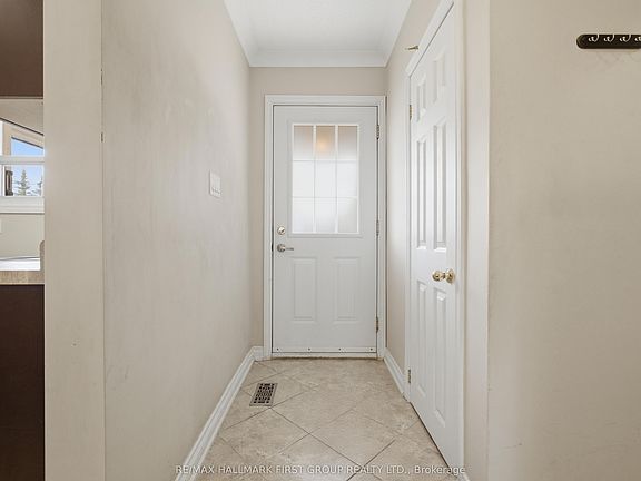 4th image of 303 Rossland Rd W