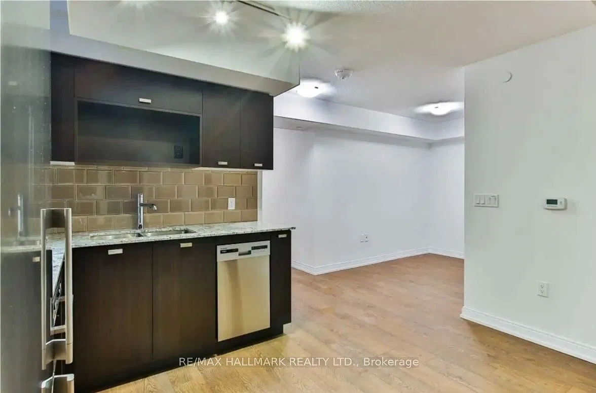275 Village Green Sq — Photo 3