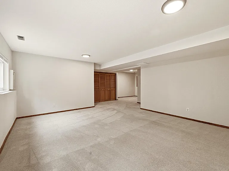 110 Mobray Ct — Photo 35