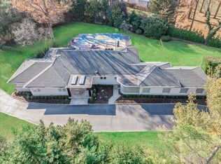 9 Rogers Rd, Great Neck, NY 11024