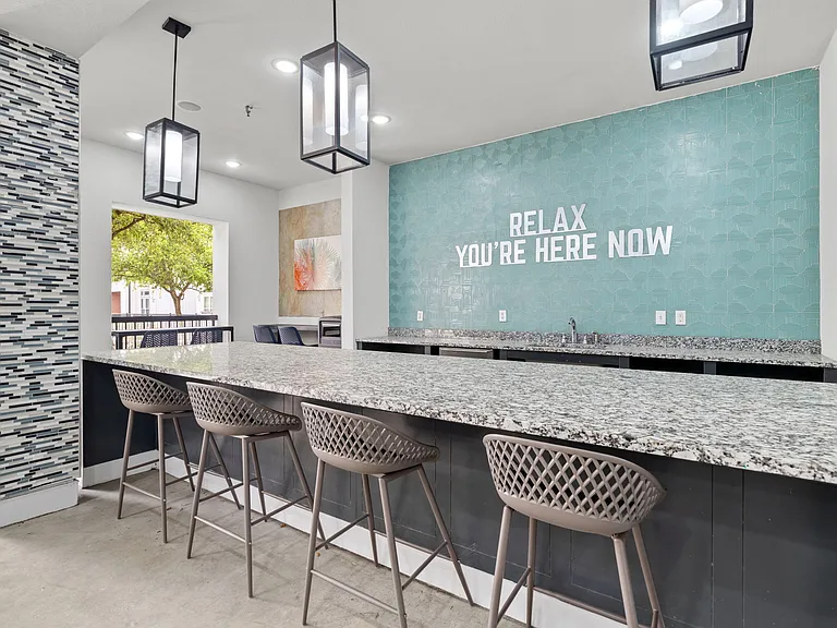 Axis Marketplace — Photo 21