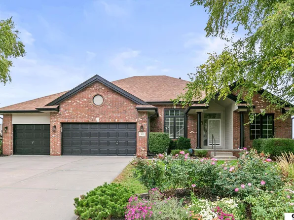 401 Castle Pine Dr, Papillion, NE 68133