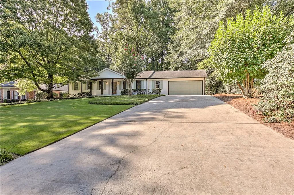 3 bed, 2.0 bath, 2466 sqft, $3,950 — Photo 3