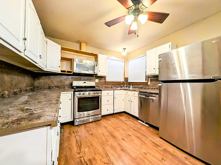 304 Oak Ave SW — Photo 3