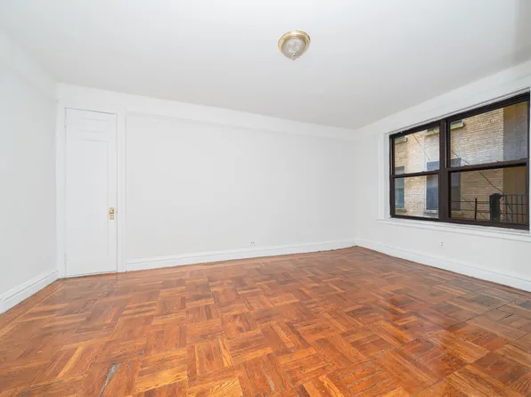 56 Bennett Avenue image 2 of 9