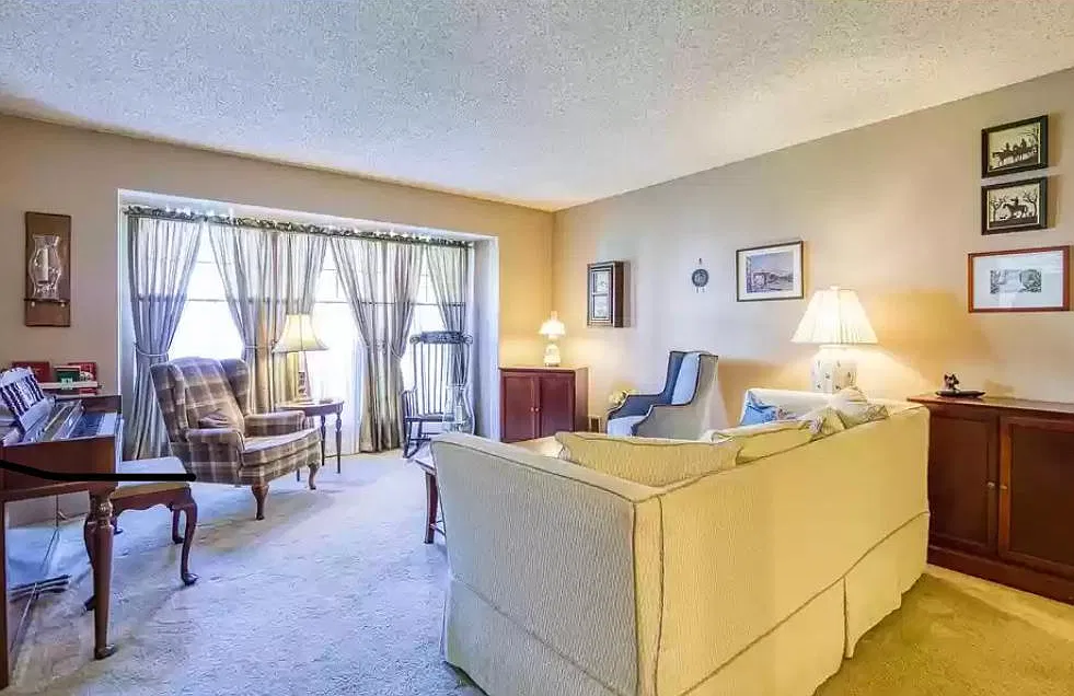 8 Chamberlin Ct — Photo 3