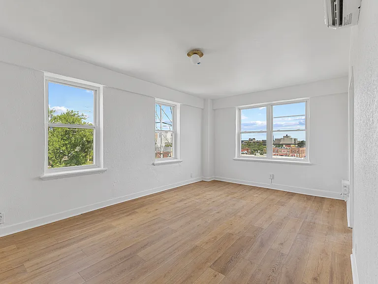 Spacious corner units with extra windows