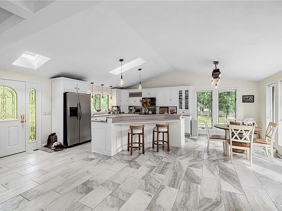 4th image of 40 Moosehorn Rd