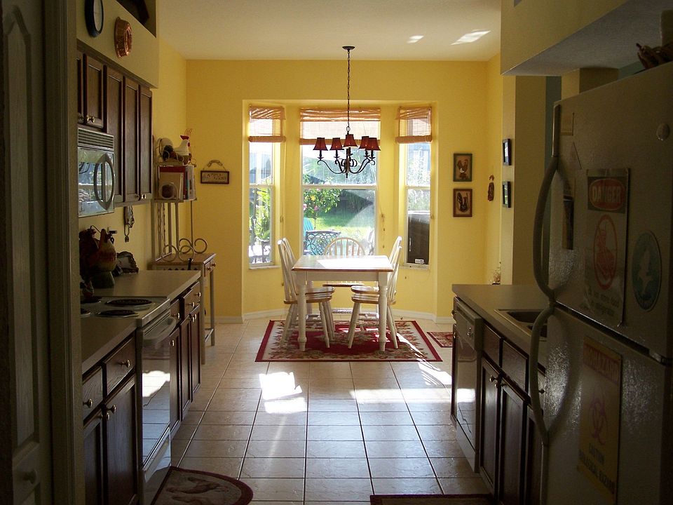 9.5 X 26.5 ft Kitchen and breakfast nook with bay window