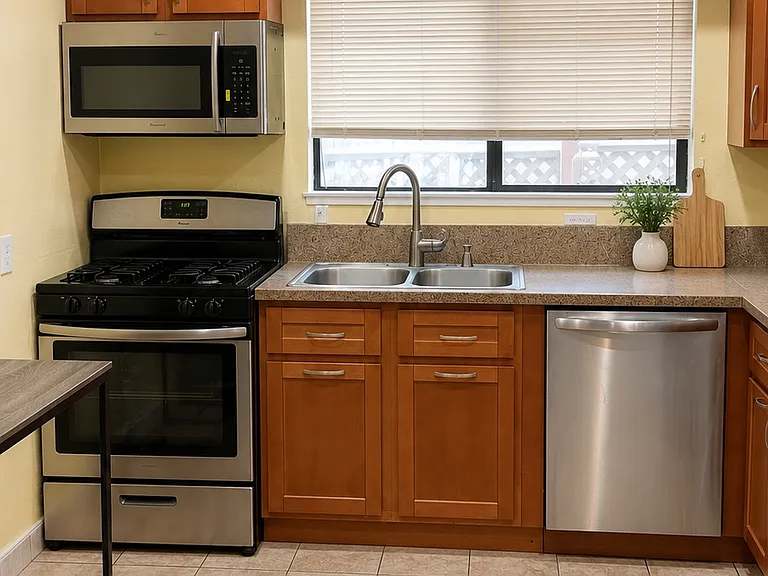 1131 Cedar St — Photo 2