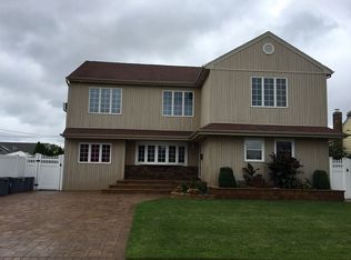 516 Farmranch Rd W, Bethpage, NY 11714