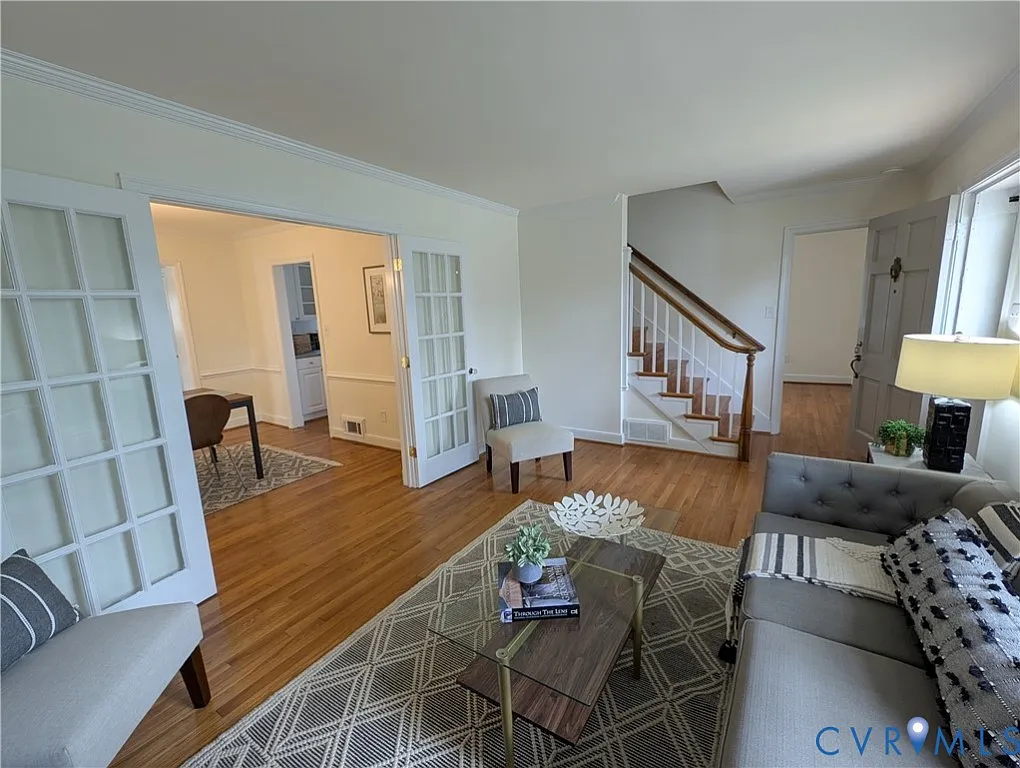 3 bed, 1.5 bath, 1900 sqft, $3,000 — Photo 2