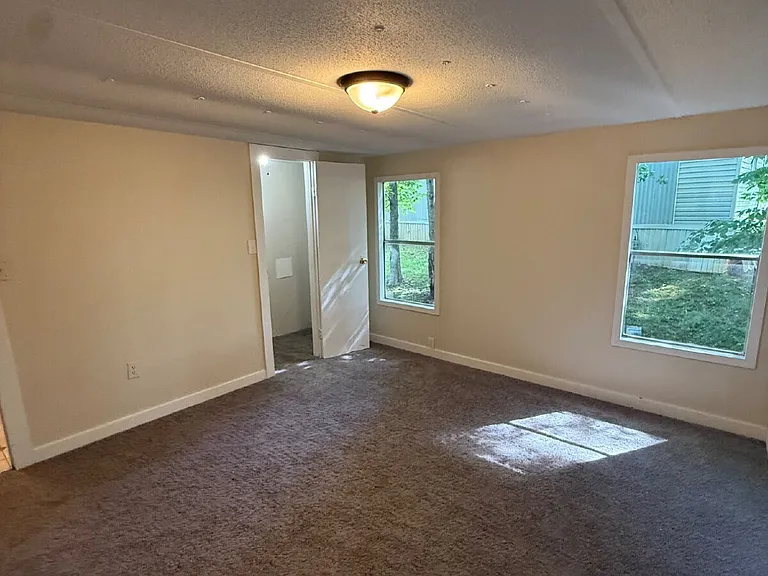 137 Barrington Dr — Photo 5