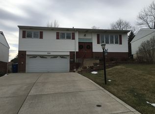 9121 Forest Dr, Hickory Hills, IL