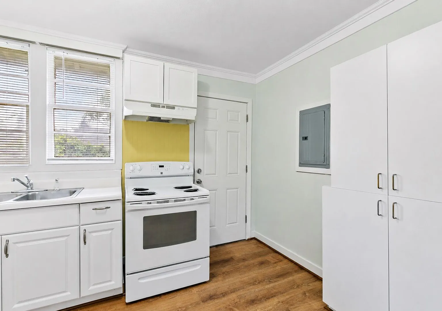 Move-In Special! Half Off First Month's Rent! Charming 2br Duplex With Yard & Garden Beds — Photo 4