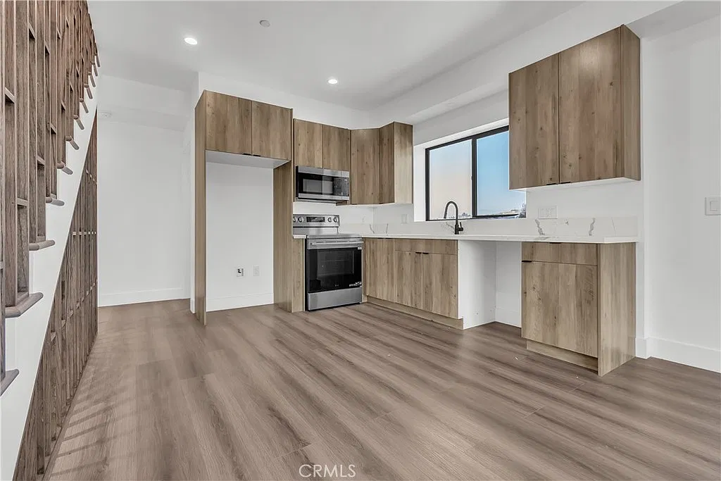 3 bed, 2300 sqft, $3,995 — Photo 2