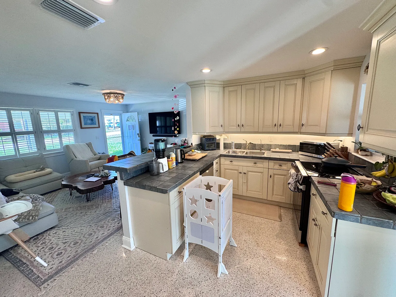 3 bed, 1850 sqft, $3,995 — Photo 1
