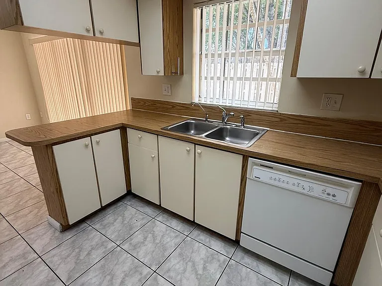 5232 SW 122nd Ter #5232 — Photo 4