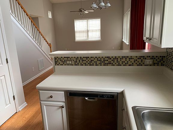 3rd image of 553 W Oaks Dr