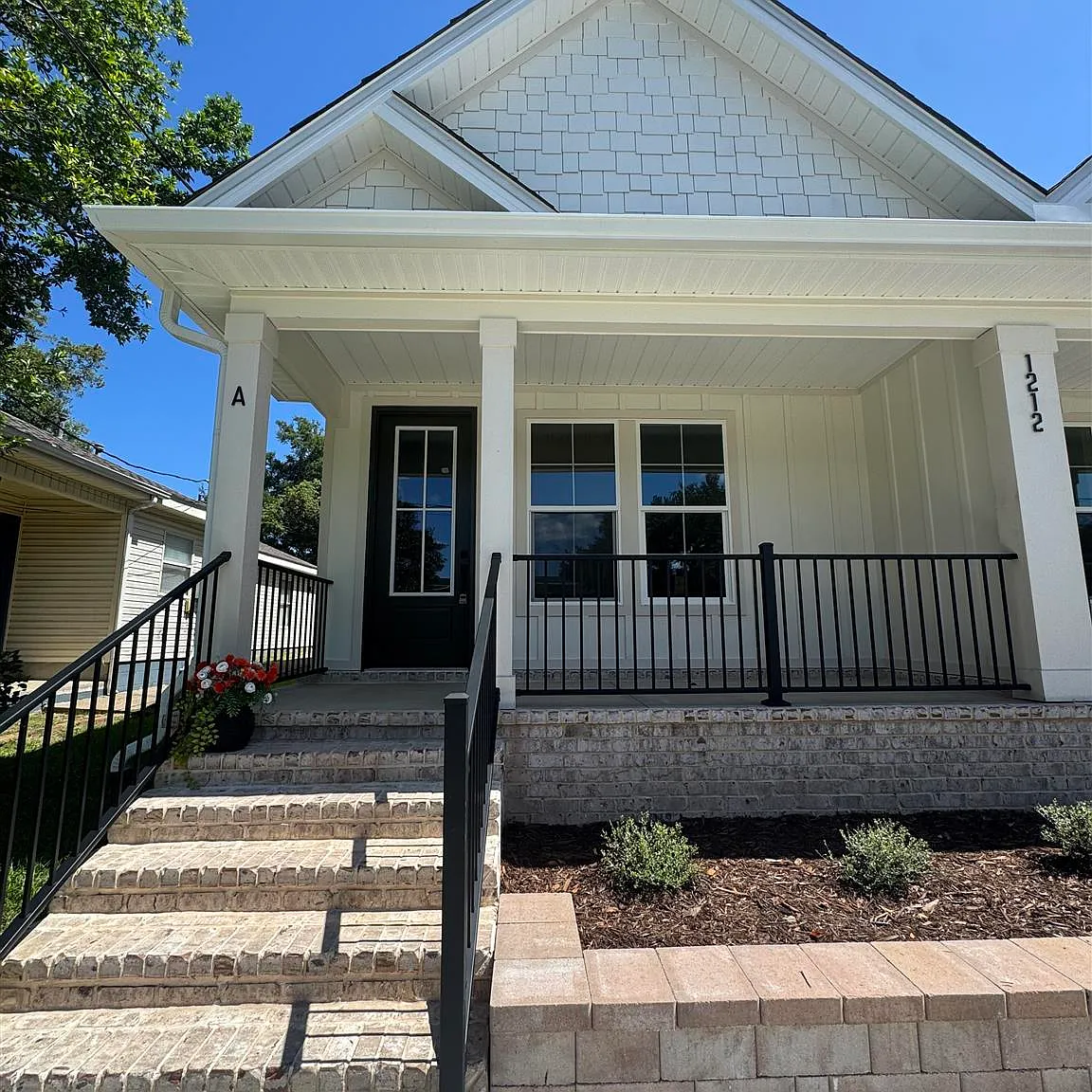 2 bed, 1000 sqft, $2,300 — Photo 2