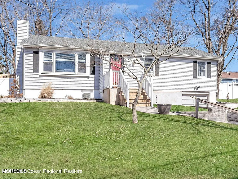 559 Dow Ave — Photo 2